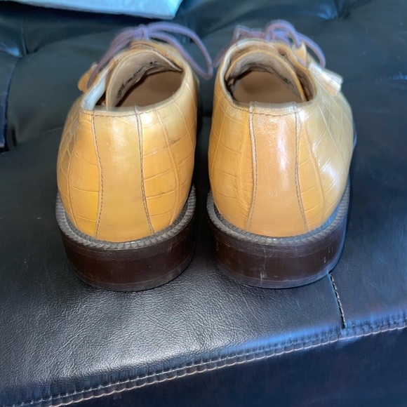 Men’s 9.5 Florsheim Barletta shoe. Yellow beige in color Caiman leather - Picture 10 of 11